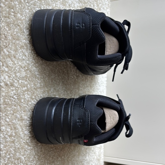 On Roger black shoe - Picture 4 of 8